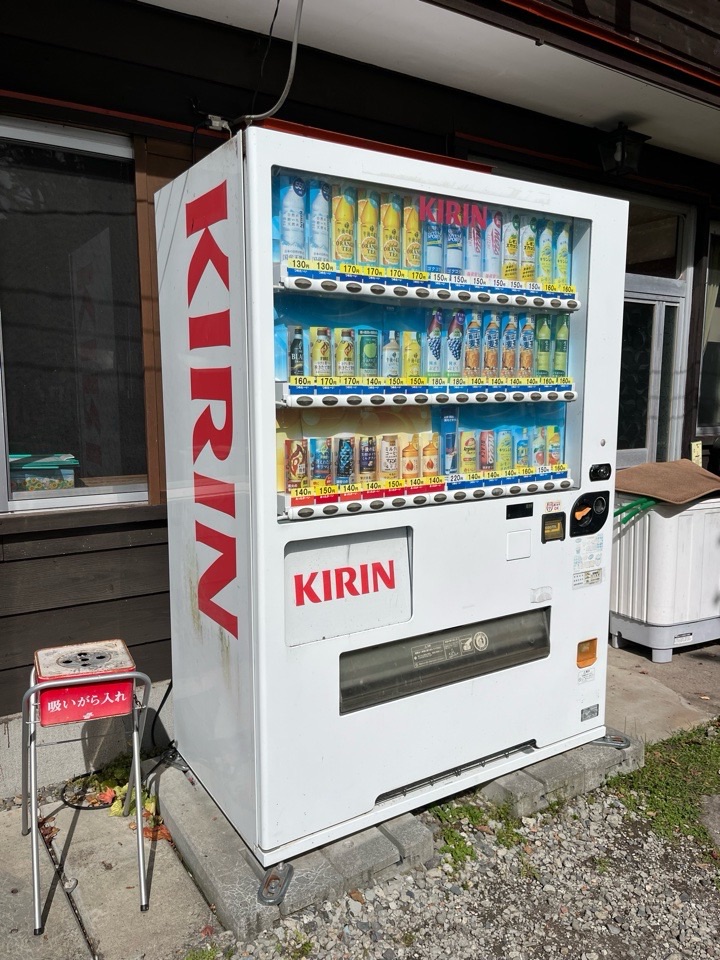 自動販売機と吸いがら入れ