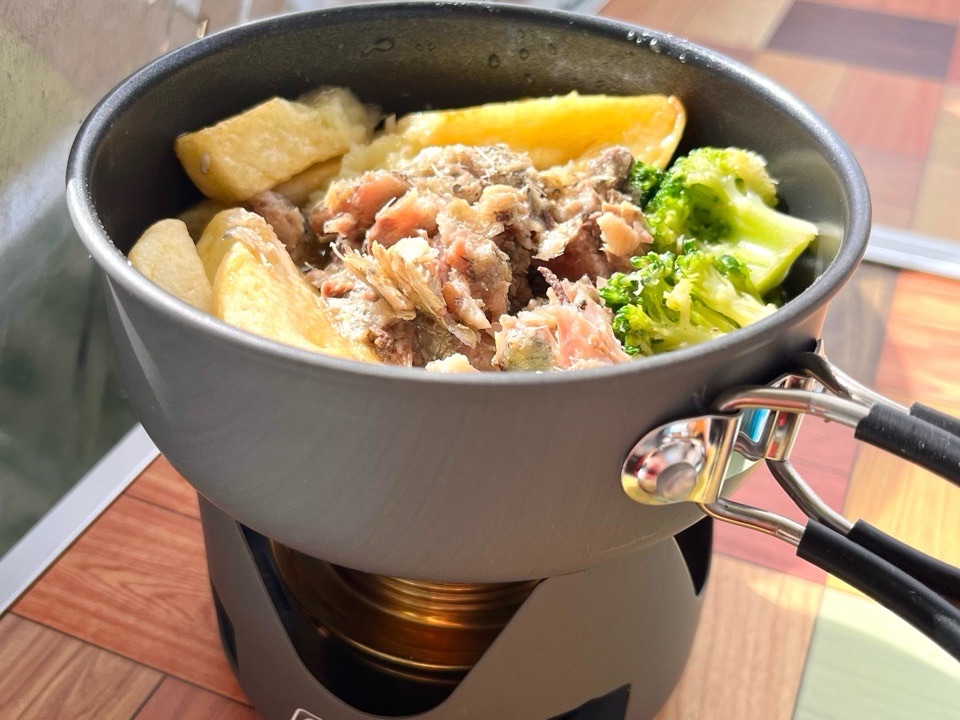 オイルサーディンを使ったキャンプ飯
