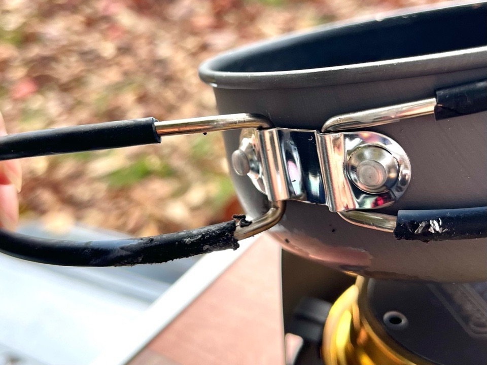 クッカーの持ち手が焼けてボロボロ