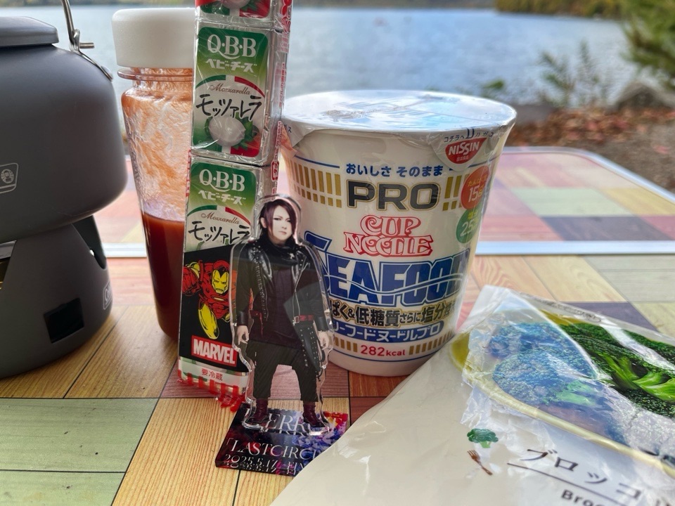 カップ麺とトマトジュース